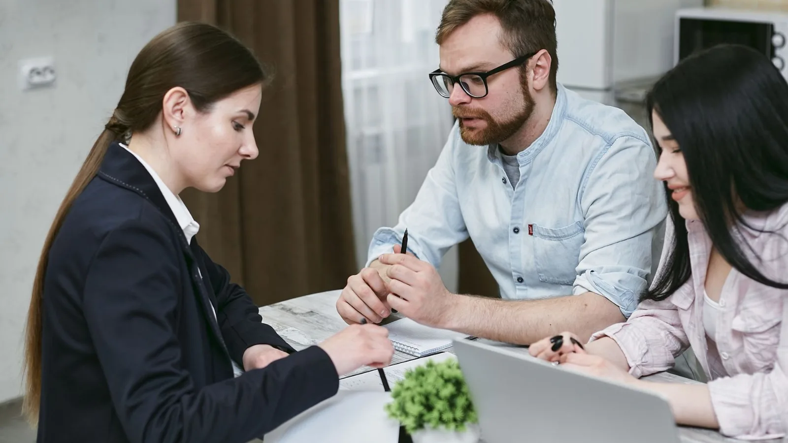 Credit cu avans mare vs. credit fără avans: cum analizează banca riscul