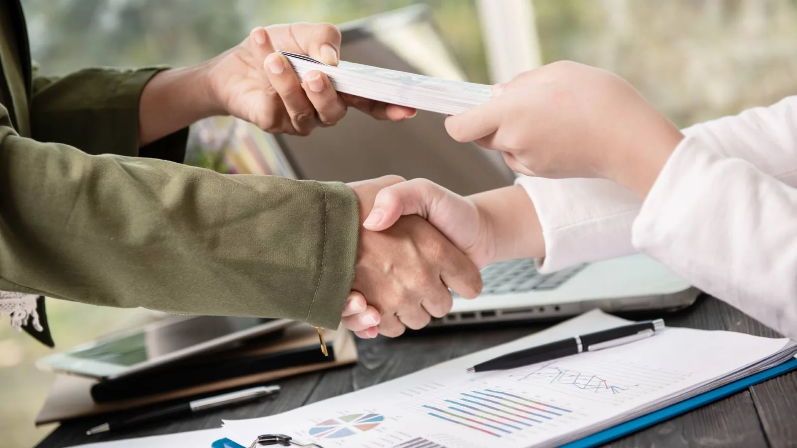 Cum influențează istoricul relației cu banca actuală aprobarea unui credit