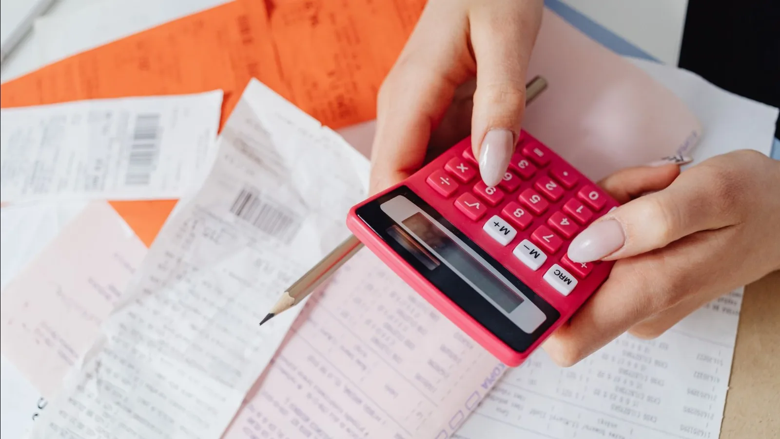 Refinanțare credit vs. consolidare datorii: ce alege banca