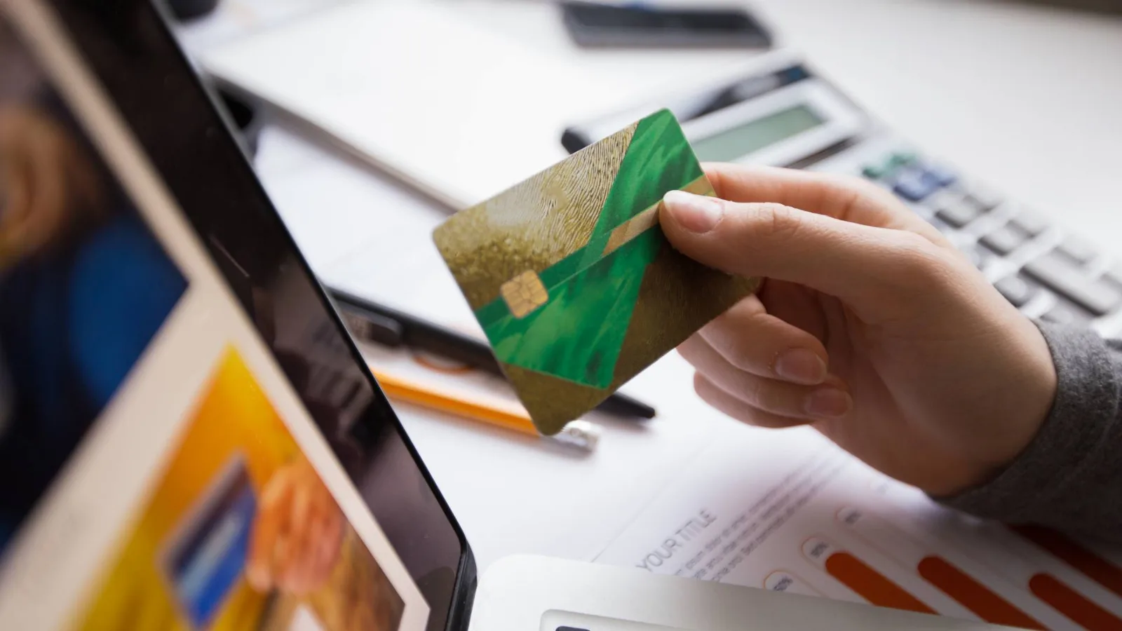 Cum influențează utilizarea cardului de credit scorul tău și aprobarea unui împrumut
