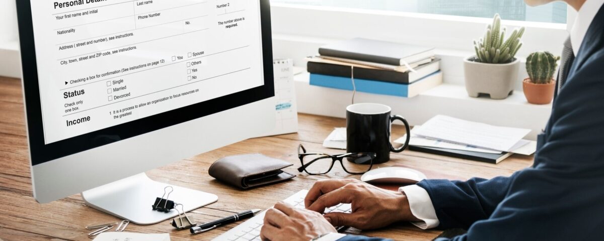 Antreprenor analizând documente pentru un credit IMM