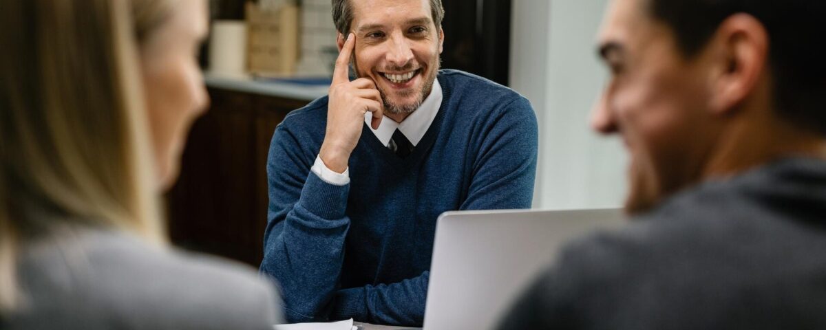 Client discutând cu un manager bancar despre cererea de credit