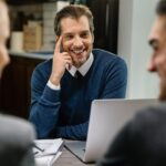 Client discutând cu un manager bancar despre cererea de credit