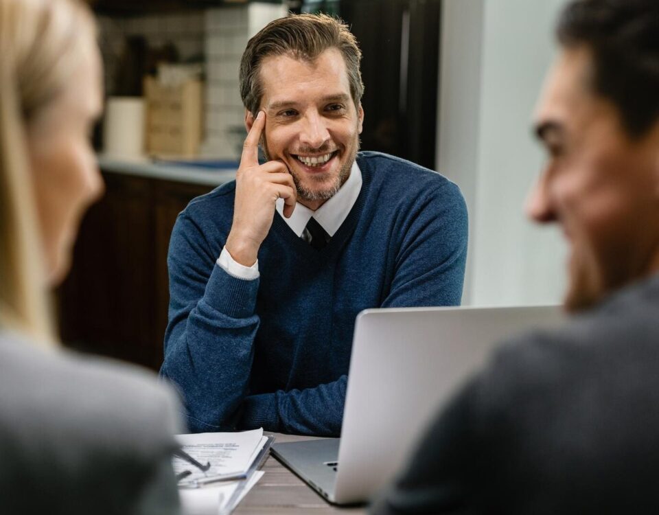 Client discutând cu un manager bancar despre cererea de credit
