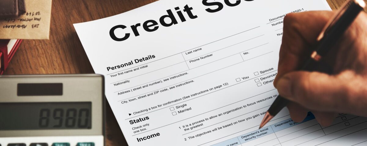 o mână care ține un checklist și un pix, simbolizând pregătirea pentru un credit