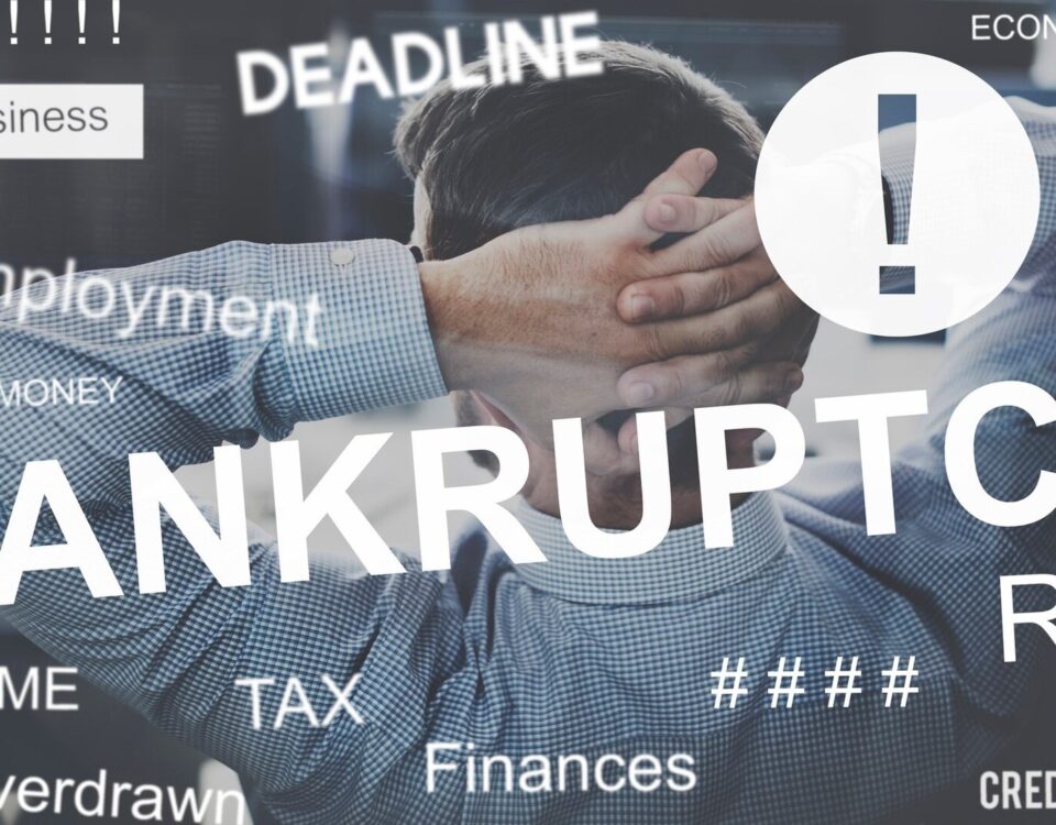 un antreprenor discutând cu un bancher despre un credit refuzat