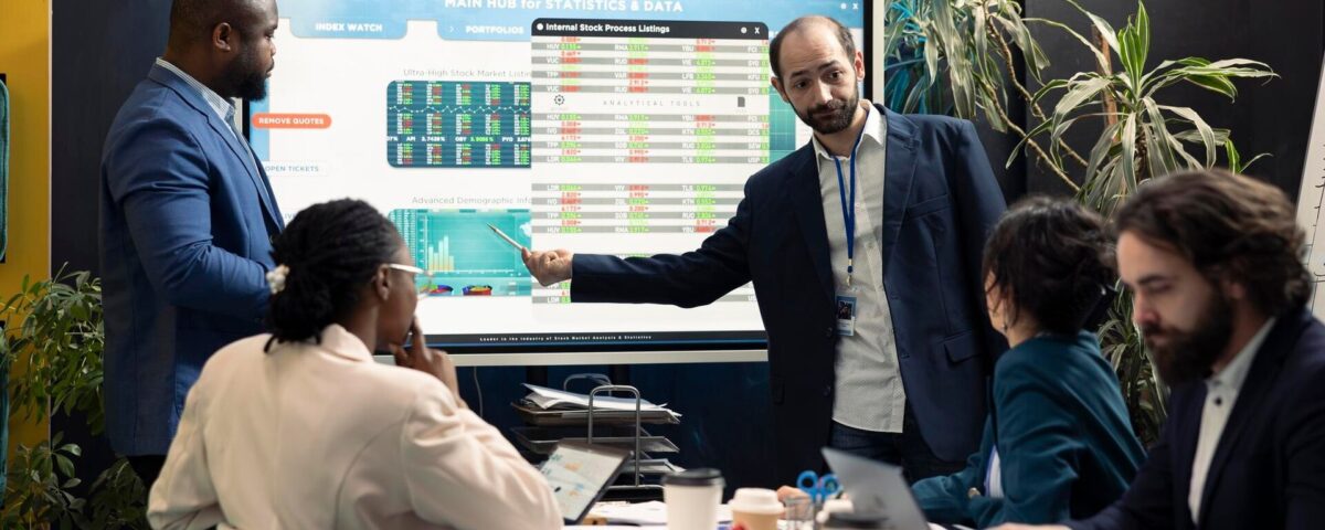 Antreprenor prezentând proiecții financiare într-o întâlnire