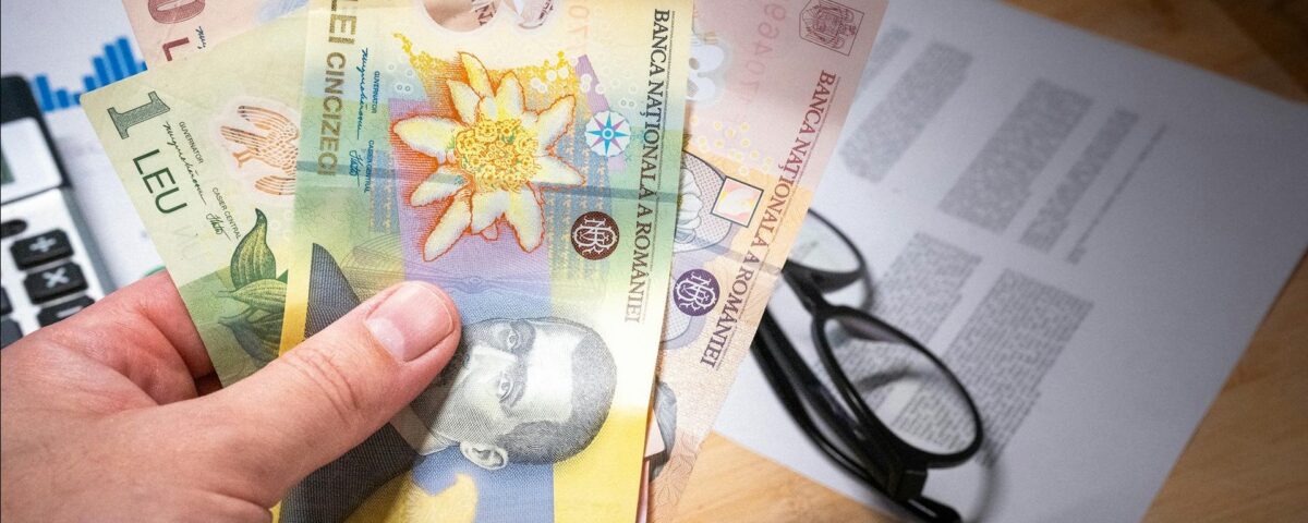 Antreprenor român discutând cu un specialist bancar despre credit