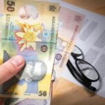 Antreprenor român discutând cu un specialist bancar despre credit