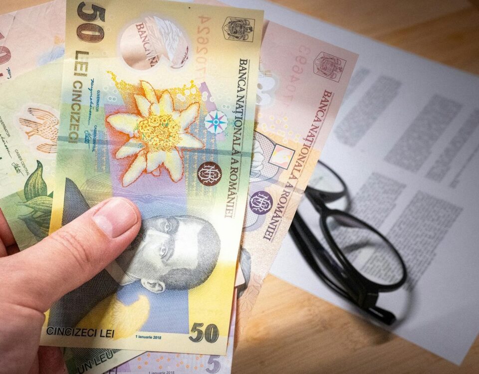 Antreprenor român discutând cu un specialist bancar despre credit