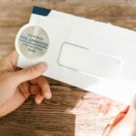 Un om de afaceri discutând cu un analist bancar despre aprobarea unui credit