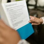 Persoană verificând documentele pentru cererea de credit