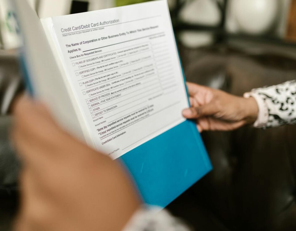Persoană verificând documentele pentru cererea de credit
