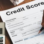 O persoană completând un checklist pentru cerere de credit