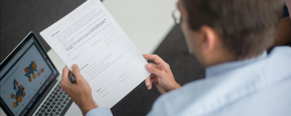 Un antreprenor analizează documente financiare într-un birou