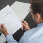 Un antreprenor analizează documente financiare într-un birou