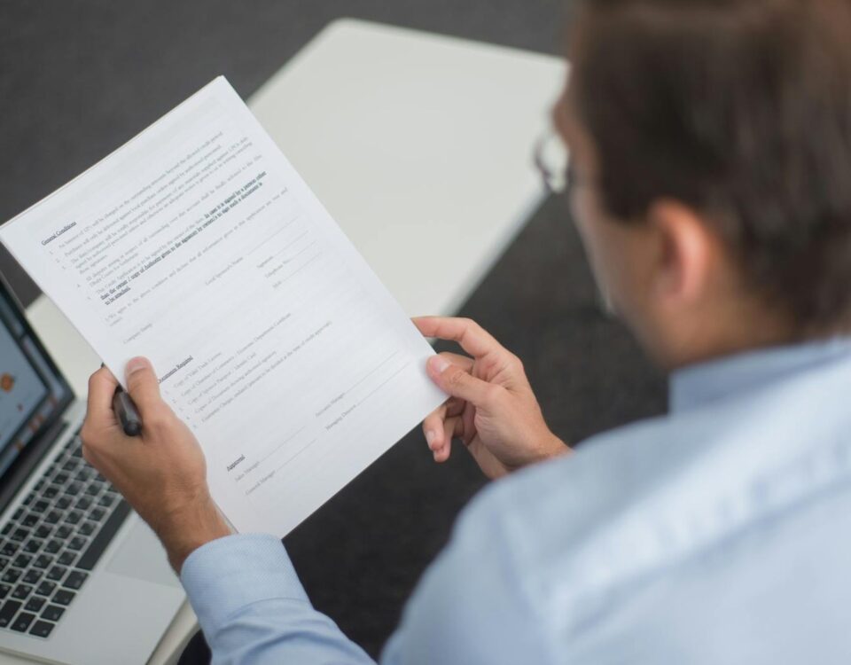 Un antreprenor analizează documente financiare într-un birou