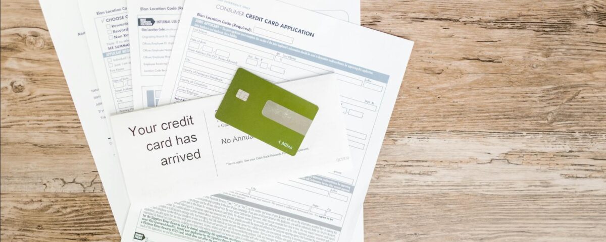 persoană completând documente pentru aplicația de credit bancar
