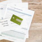 persoană completând documente pentru aplicația de credit bancar