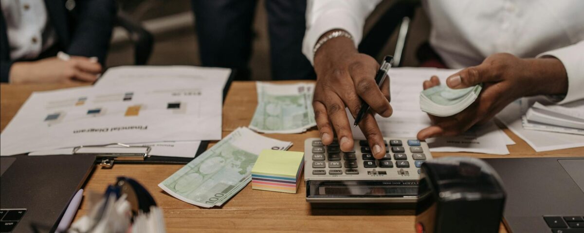 Persoană discutând cu un consultant bancar despre credit