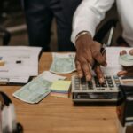Persoană discutând cu un consultant bancar despre credit