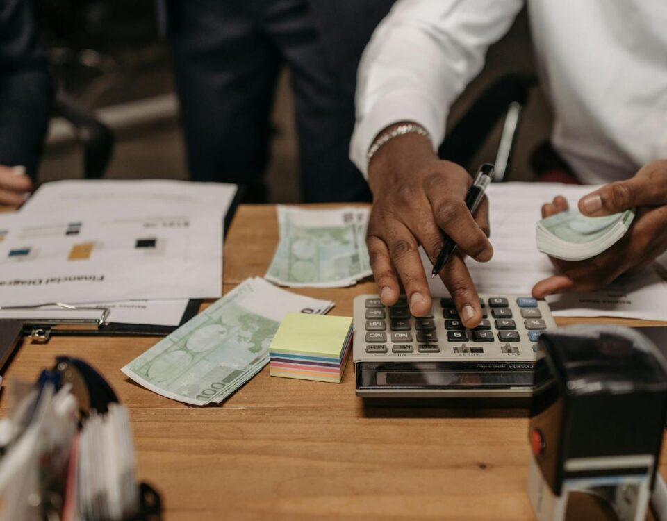 Persoană discutând cu un consultant bancar despre credit