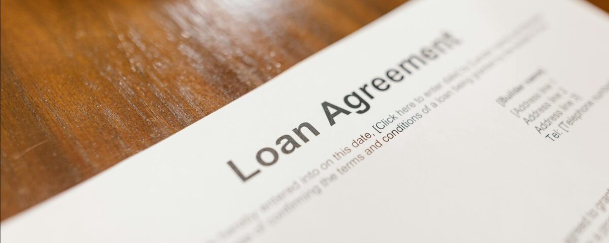 persoană completând acte pentru un credit bancar