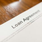 persoană completând acte pentru un credit bancar