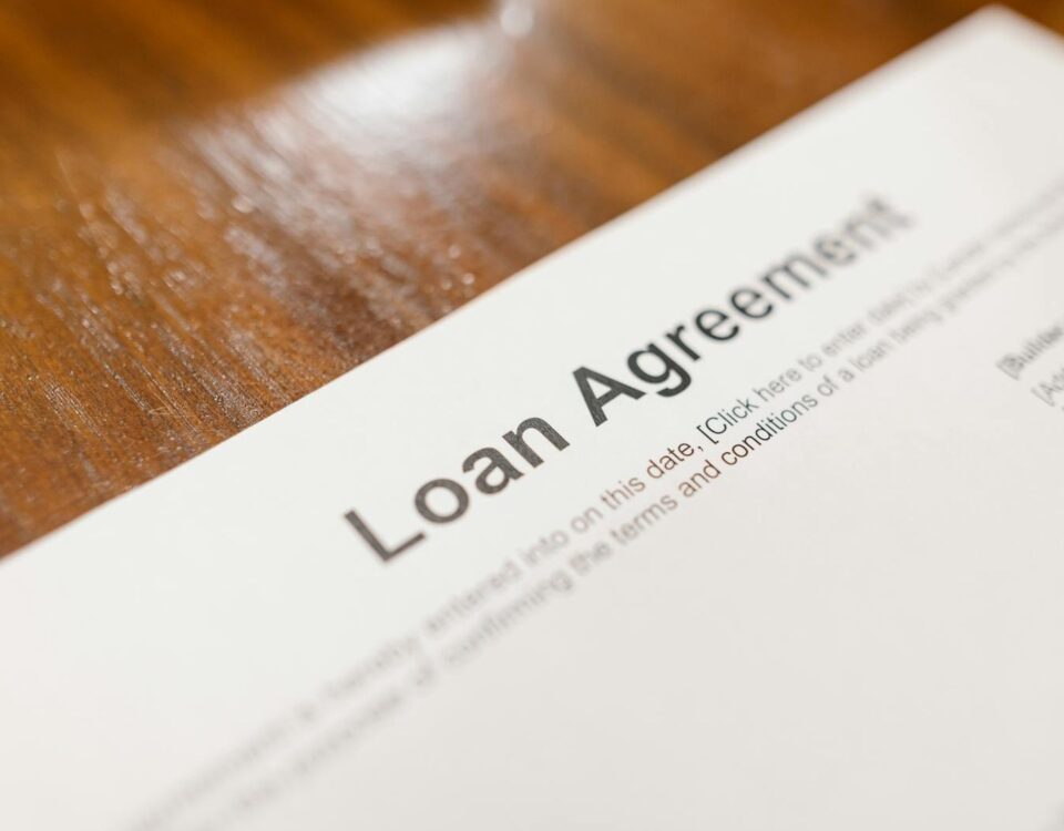 persoană completând acte pentru un credit bancar