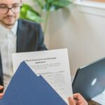 O întâlnire la birou între un consultant bancar și un client