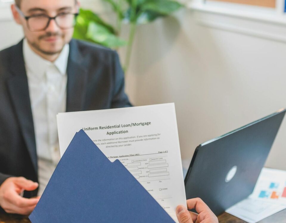 O întâlnire la birou între un consultant bancar și un client