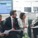 Persoană discutând cu reprezentantul băncii într-un birou despre obținerea unui credit