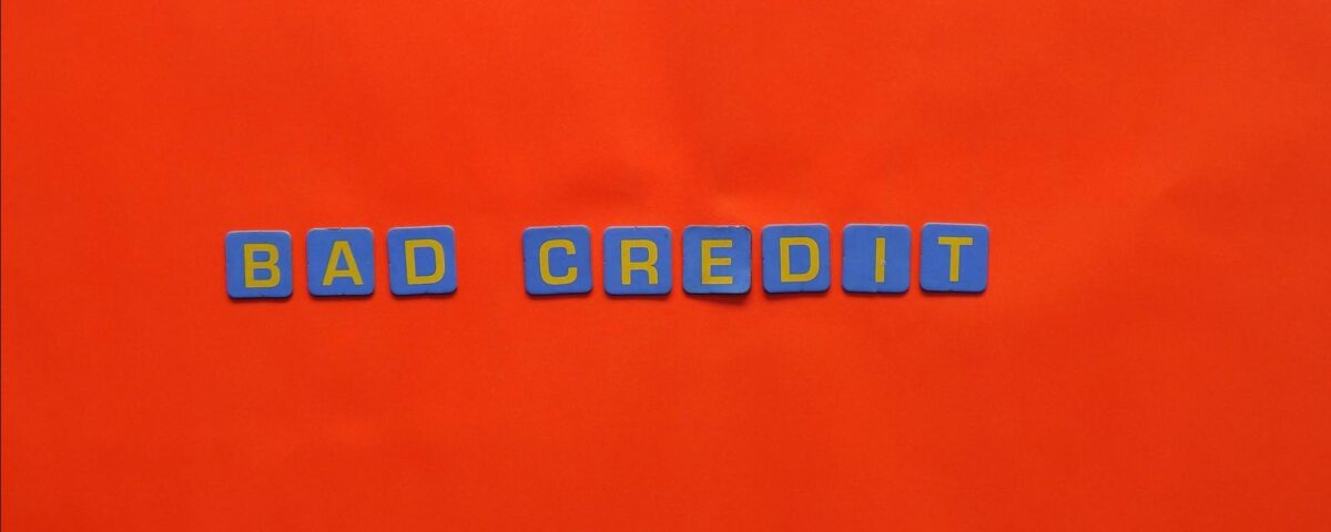 persoană completând un formular de creditare la bancă