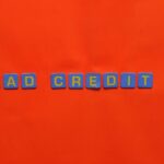 persoană completând un formular de creditare la bancă