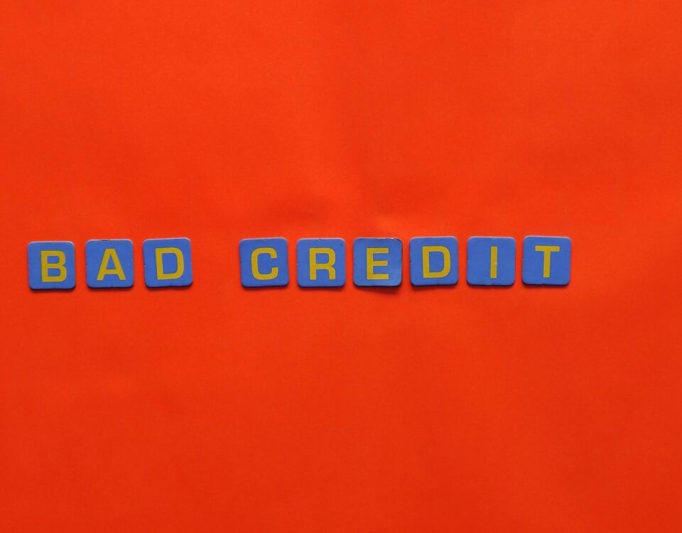 persoană completând un formular de creditare la bancă