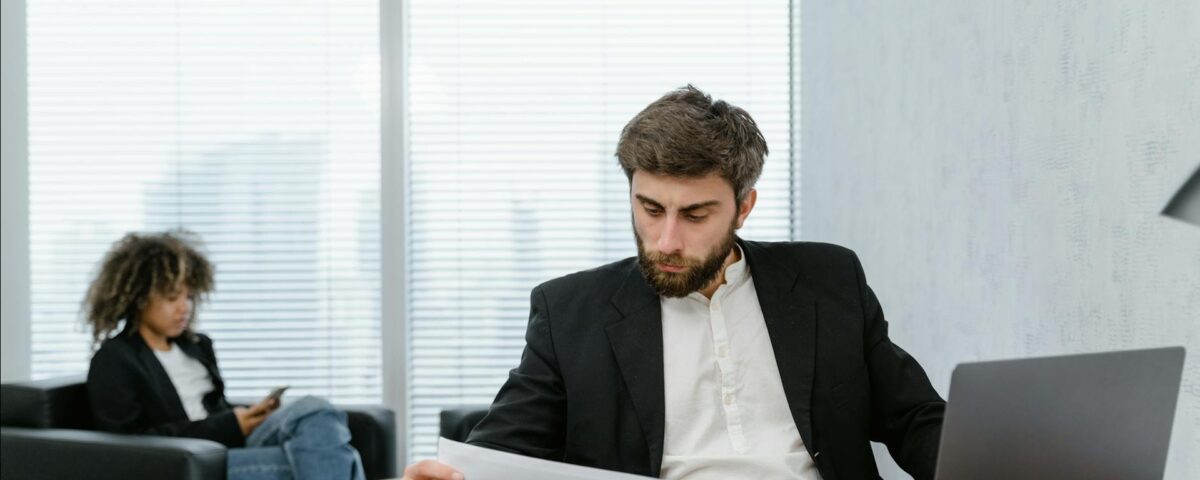 Întâlnire între un antreprenor și un bancher discutând despre credite IMM