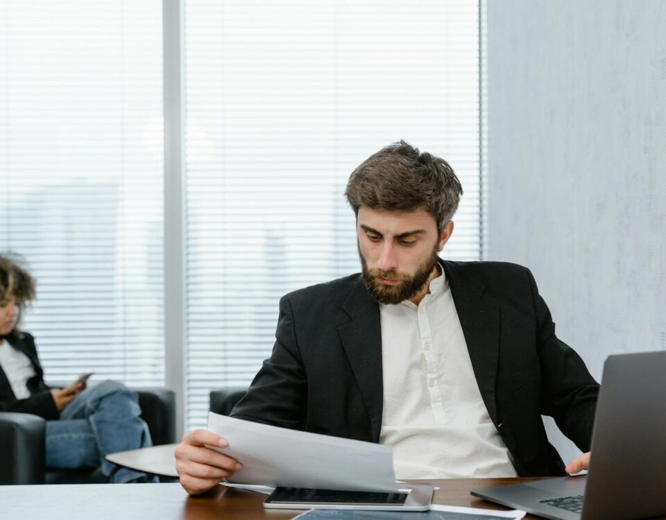Întâlnire între un antreprenor și un bancher discutând despre credite IMM