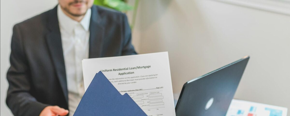 antreprenori discutând cererea de credit cu un bancher