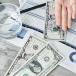 un antreprenor verificând documentele financiare ale firmei