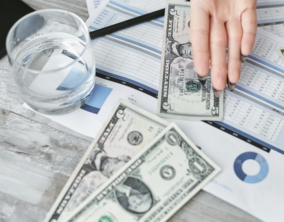 un antreprenor verificând documentele financiare ale firmei
