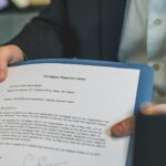 Antreprenor român negândit cu laptop și documente de bancă