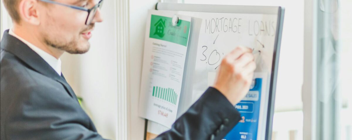 Antreprenor îngrijorat privind cererea de credit într-un birou bancar