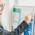 Antreprenor îngrijorat privind cererea de credit într-un birou bancar