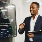 Antreprenor prezentând date financiare la bancă