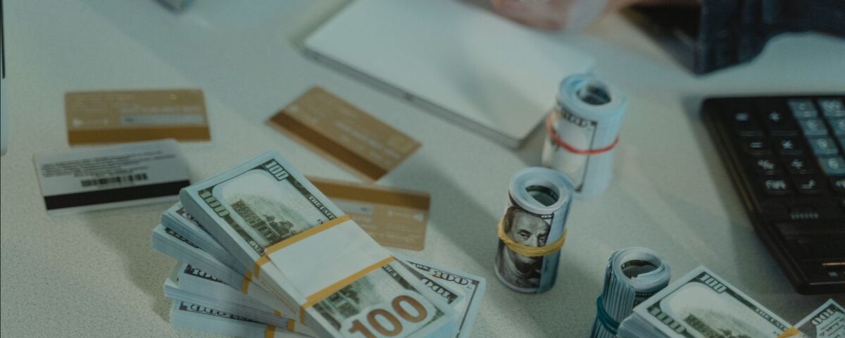 Comparație între card de credit și credit de nevoi personale, reprezentată vizual
