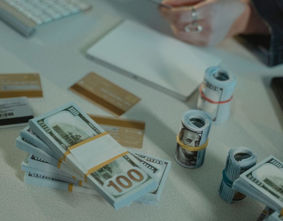 Comparație între card de credit și credit de nevoi personale, reprezentată vizual