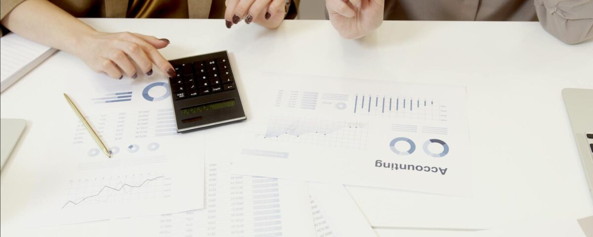 Întâlnire de audit financiar într-o firmă de IMM-uri