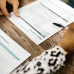 Doi parteneri semnând contract de credit cu ofițer bancar la birou