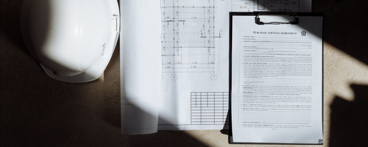 Persoană analizând acte pentru credit ipotecar la un apartament nou în construcție