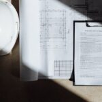 Persoană analizând acte pentru credit ipotecar la un apartament nou în construcție